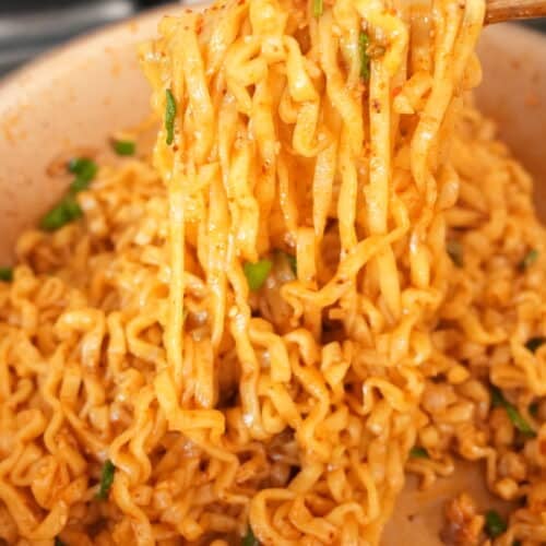 https://cjeatsrecipes.com/wp-content/uploads/2022/10/Spicy-Garlic-Ramen-Noodles-in-pan-500x500.jpg