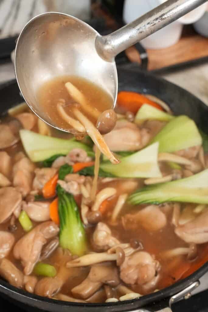 chicken chow mein gravy in pan