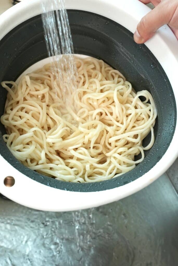 Rinsing cooked noodles