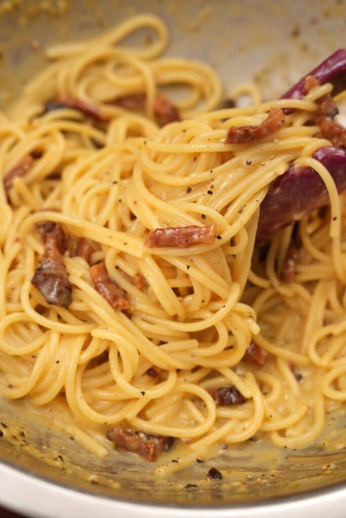 Carbonara mixed in a bowl