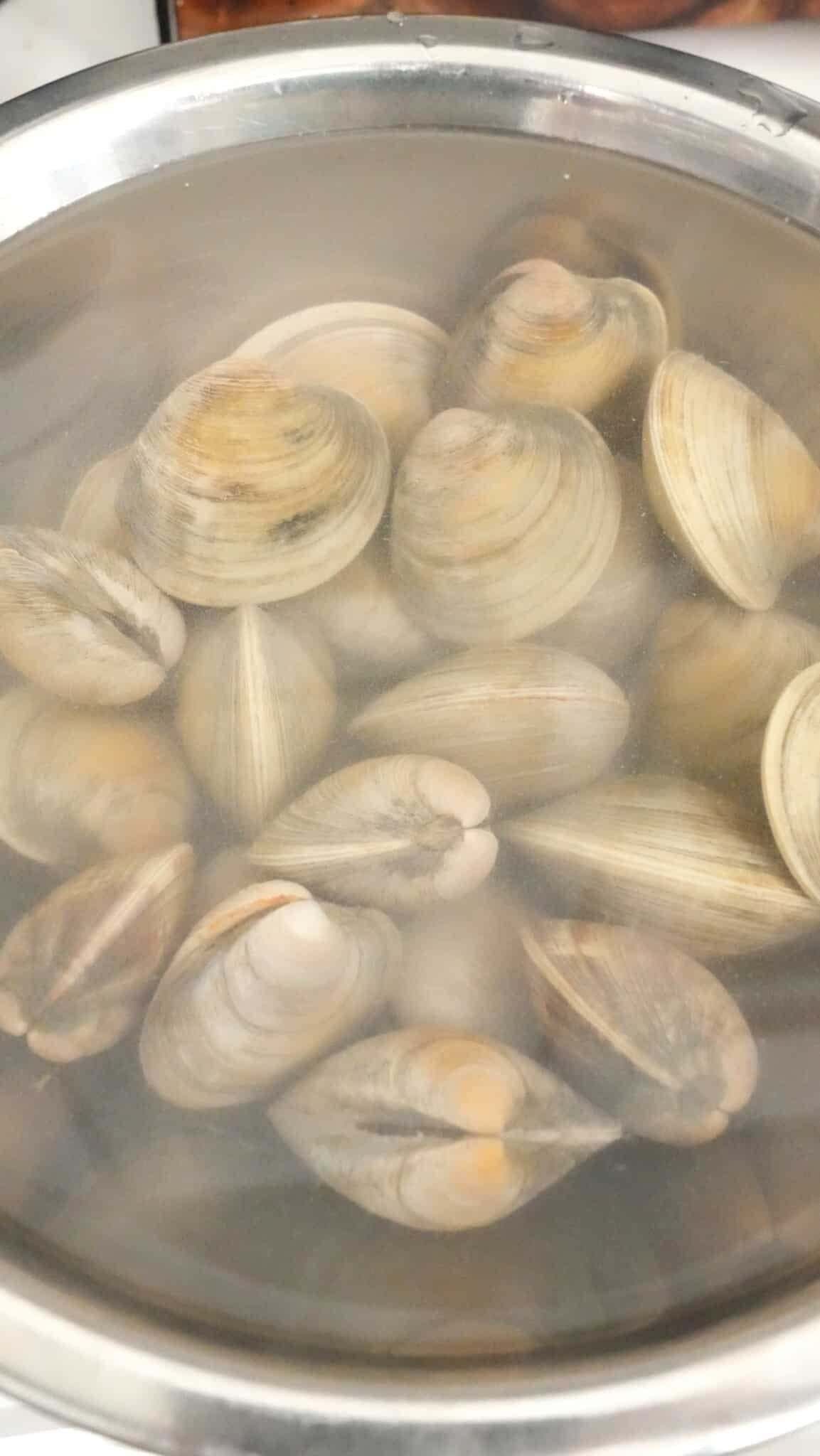 Linguine with Clams in 30 Minutes Restaurant Quality! (VIDEO) CJ