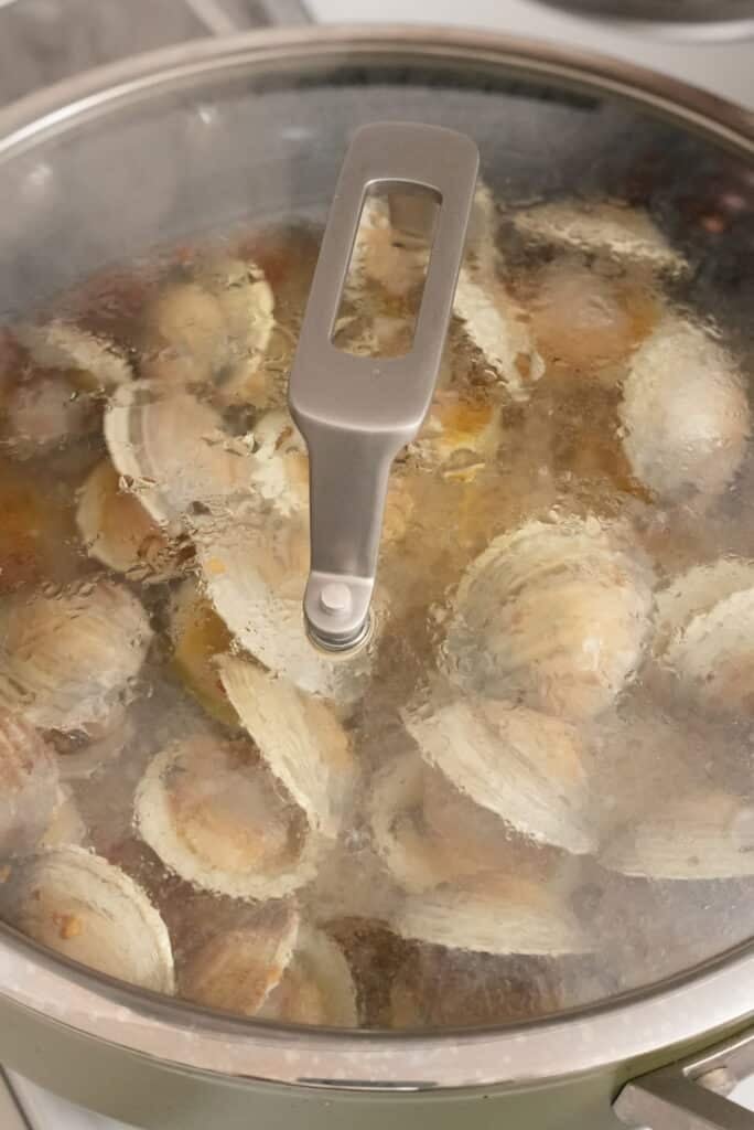 steaming clams with white wine