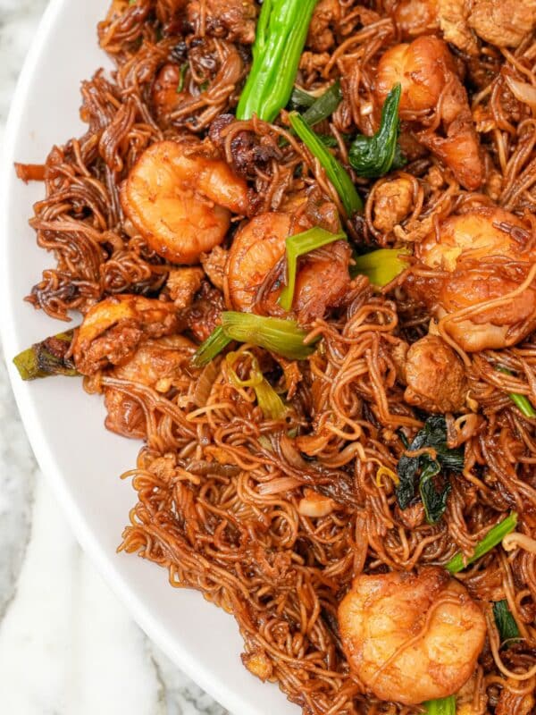 Bihun Goreng (Beehoon Goreng) on a plate with shrimp, vegetables, and noodles.