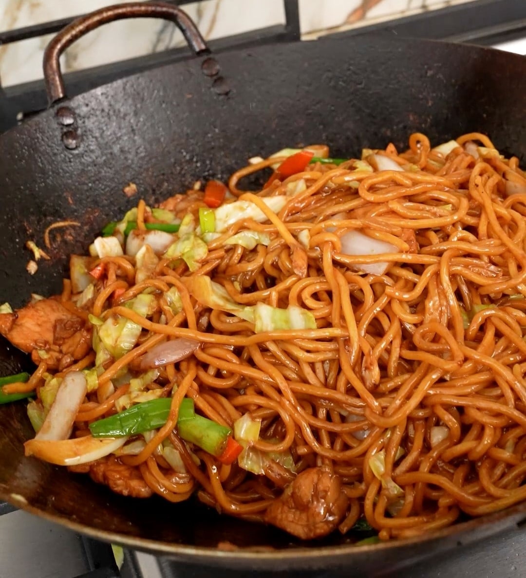 https://cjeatsrecipes.com/wp-content/uploads/2023/12/Chicken-Lo-Mein-cooked-in-wok-finished.jpg