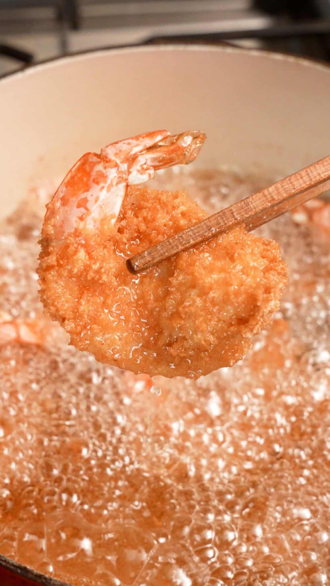 Fried shrimp in oil.