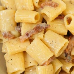 Pasta alla gricia in a ceramic bowl.